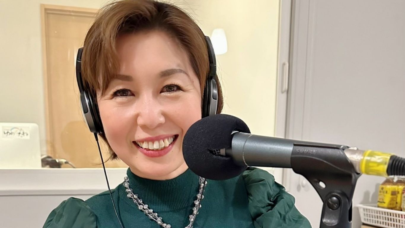 マイクとヘッドフォンを使用した声のトレーニング風景 - 笑顔で録音する千原輝子