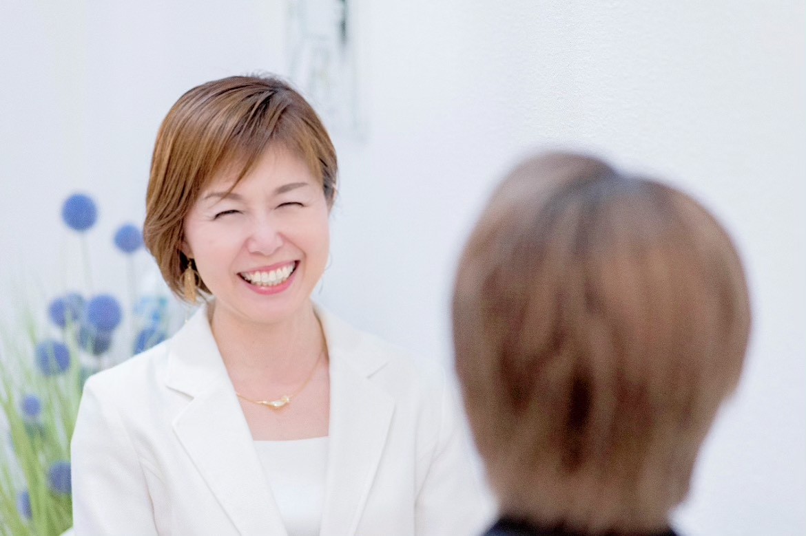 クライアントと対話する千原輝子 - 香りセッションの様子