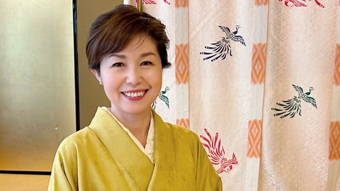 姿勢指導のレッスン風景 - 立ち居振る舞いを学ぶ