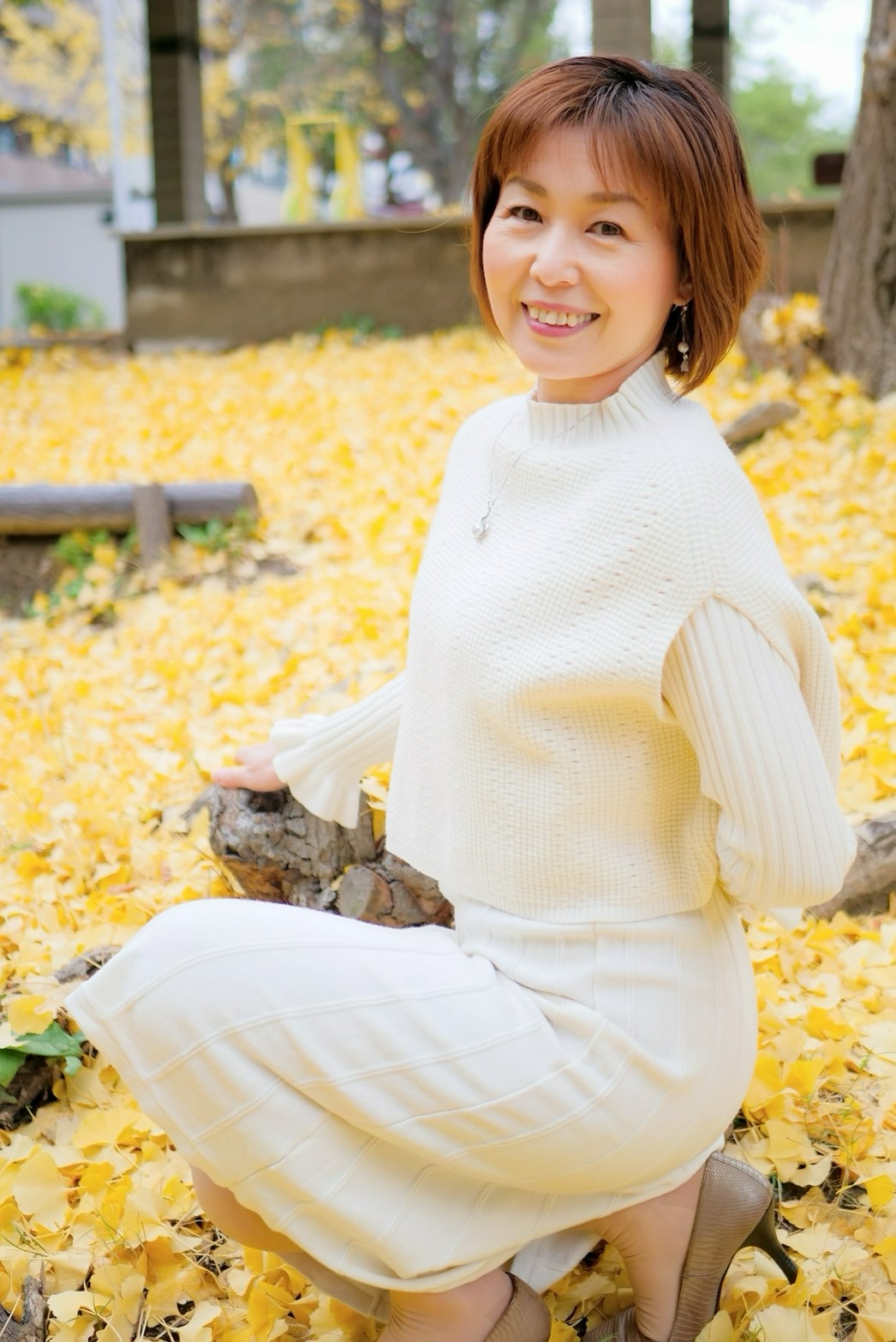 自信を持って商談に臨む女性、信頼感のある空間