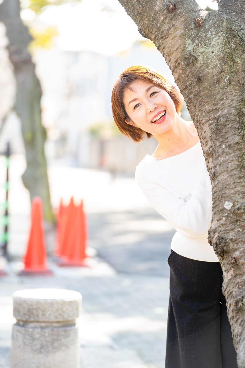 千原輝子が自然の中で微笑んでいるポートレート