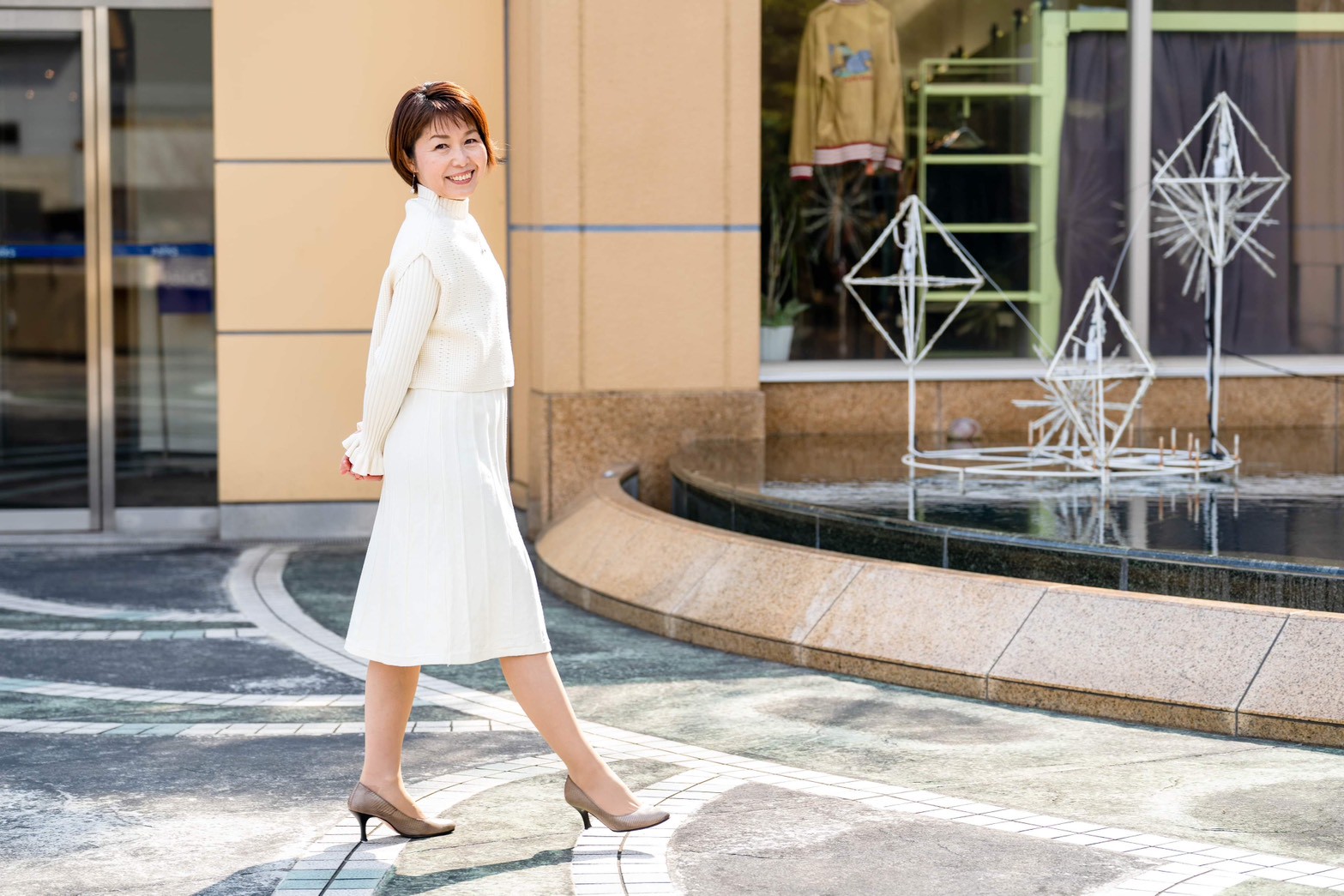 城市広場で自信を持って立つ千原輝子