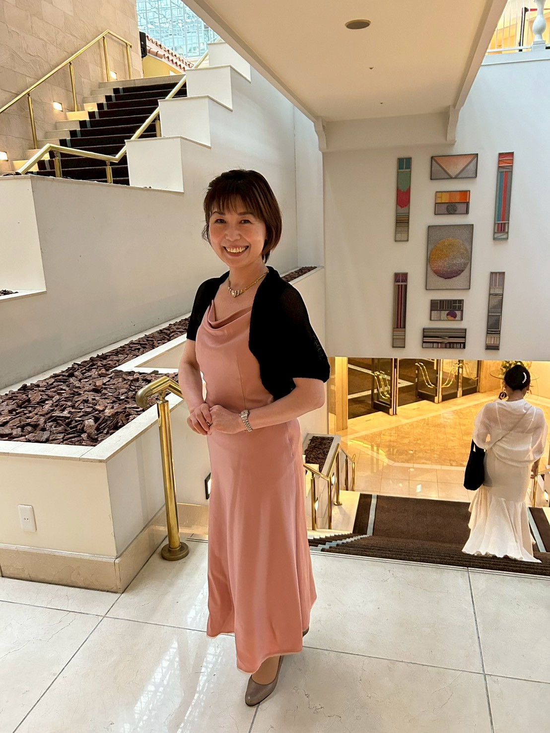 一人でパソコンに向かう女性の後ろ姿